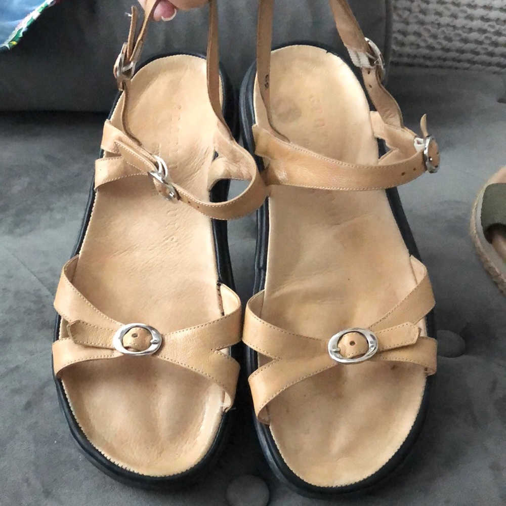 Gentle Soul neural leather sandals silver tone hardware SUPER comfy
